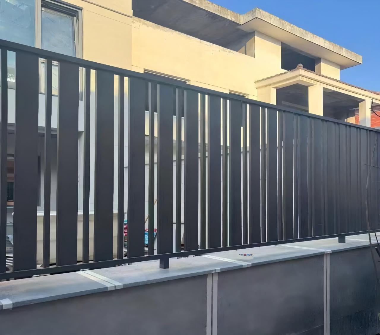 Lightweight yet Strong Aluminum Fence Modern Style Outdoor Rustless Anti-pest Vertical Backyard Decoration Aluminum Fence Panels